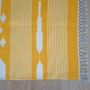 Detalle de alfombra moderna color amarillo y blanco